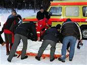 Záchranái odváejí mrtvého skialpinistu