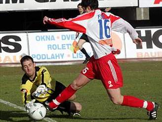 Jablonec - Slavia; Fot obchází pita ped gólem