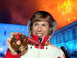 Kateina Neumannová se zlatou medailí