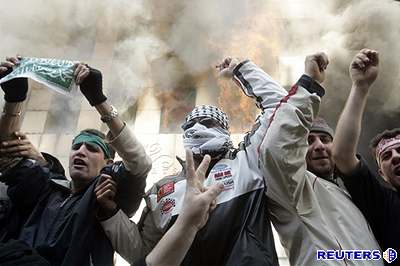 Proti karikaturám se zvedla vlna odporu v muslimských zemích - demonstrace Libanonc 5. února 2006.
