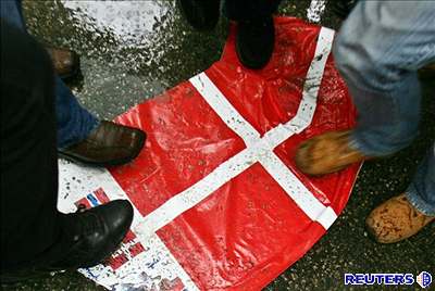 Muslimové na protest polapali dánskou vlajku.