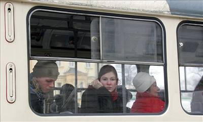 Ne si sednou cestující do tramvaje, musí vystát dlouhé fronty. Ilustraní foto