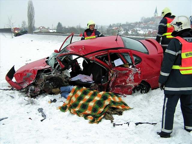 Na silnici zstalo stát jen torzo vozu