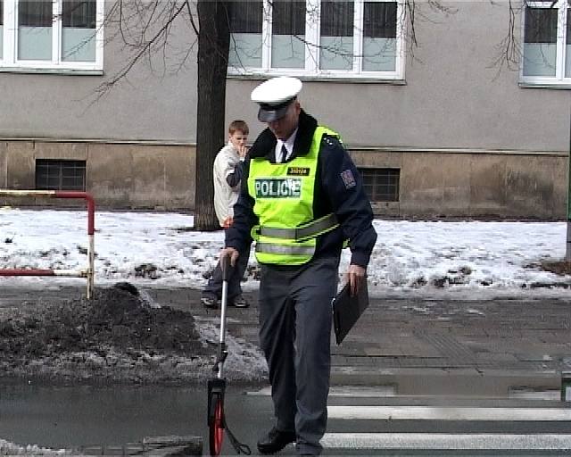 Policisté zjiují píiny nehody.