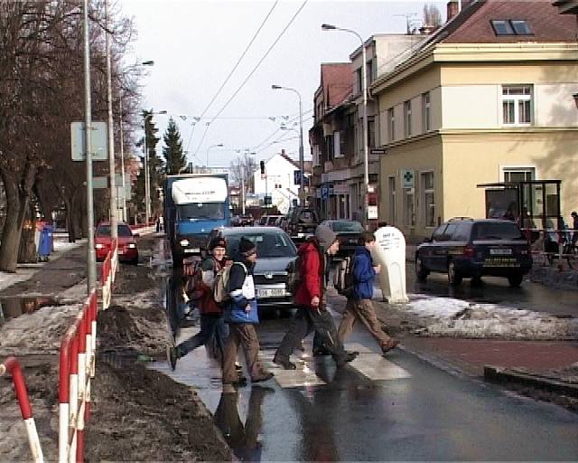 Policisté zjiují píiny nehody.