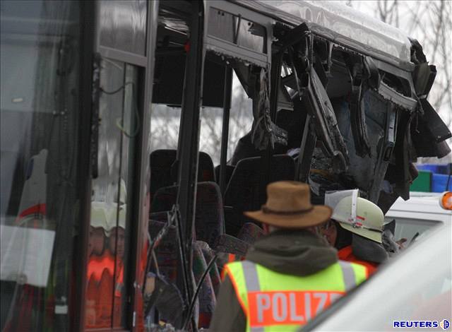 kolní autobus se srazil s kamionem.