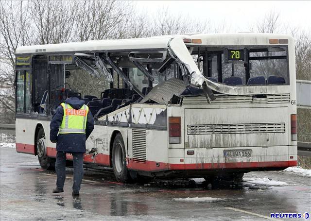 kolní autobus se srazil s kamionem.