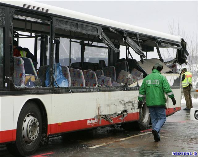 kolní autobus se srazil s kamionem.