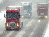 Sníh komplikuje dopravu na dálnici D1. Ilustraní foto.