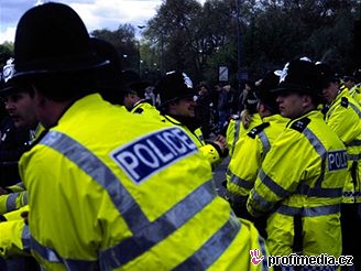 Britská policie u dále nepodezívá dva ze zadrených. Ilustraní foto.
