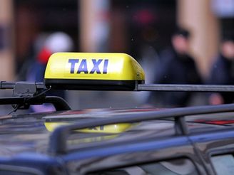 Auta s nápisem TAXI budou v Dublinu vozit pasaéry a od úterního rána.