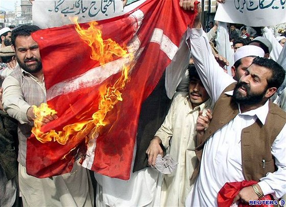 Na zaátlku roku 2006 pákistánci protestovali proti dánským karikaturám Mohameda
