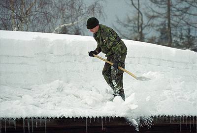 Sníh padající ze stech suuje Zlínský kraj u dva týdny. Ilustraní foto.
