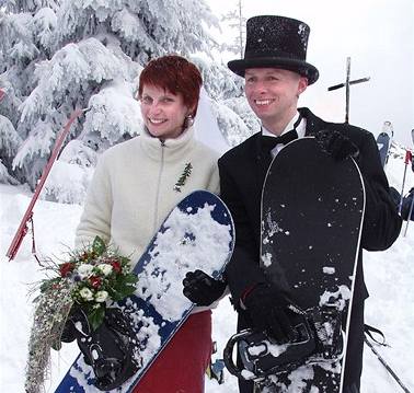 Svatba snowboardist na piáku - Dva mladí snowboardisté se vzali na vrcholu...