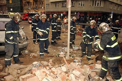 Hasii zasahují na Arbesov námstí v Praze po výbuchu plynu