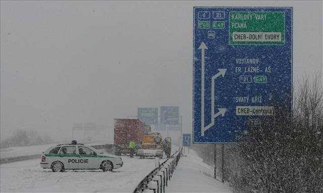 Uzavený objezd Chebu, kde se na snhu pevrátil kamion