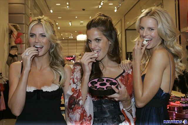 Modelky (zleva) Heidi Klumová, Izabel Goulartová a Karolína Kurková se zúastnily nabídkové akce Victoria´s Secret.