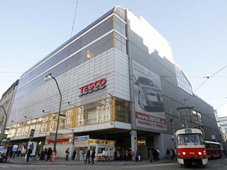 Tesco pizpsobuje koupené hypermarkety obrazu svému.