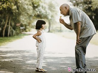 Seniorm by se mly v pítím roce zvýit dchody zhruba o 350 korun.