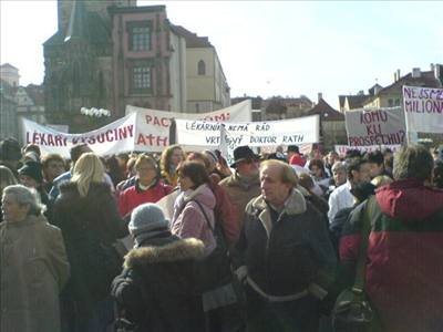 Lékai demonstrují na Staromstském námstí v Praze
