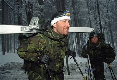 Armádní specialisté cvií peití v zimní pírod.
