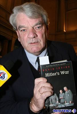 David Irving u byl za výroky o holokaustu nkolikrát odsouzen.