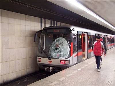 Metro skonilo po nárazu s rozbitým sklem