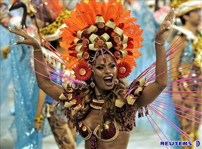 Karneval v Rio de Janeiru je jedním velkým hudebním, tanením, alkoholovým i sexuálním hýením.