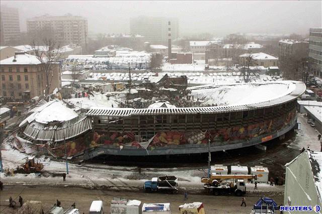 Stecha moskevské trnice nevydrela nápor snhu