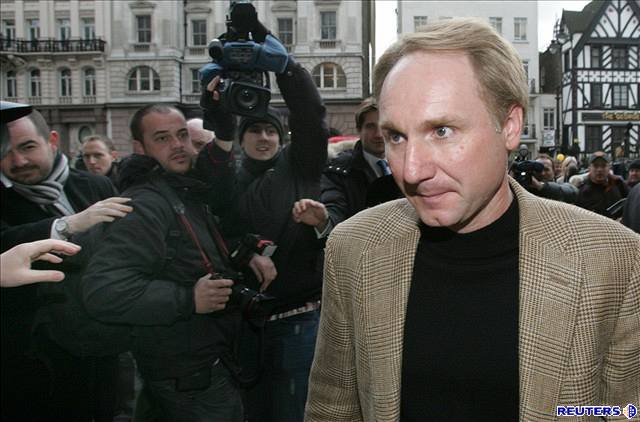 Dan Brown pijídí k soudu v Londýn