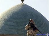 Irácká policie hlídá sunnitskou meitu v Bagdádu