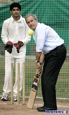 Bush hraje v Pákistánu kriket
