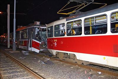 Tramvaje se srazily v praské ernokostelecké ulici