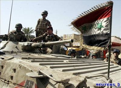Irátí vojáci v Bagdádu. Do jejich ad chtlo proniknout nkolik stovek stoupenc Al-Kajdy. Ilustraní foto.