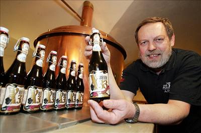 Sládek Ladislav Veselý ukazuje lahve X-Beer 33