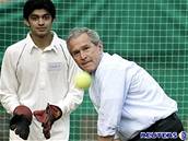 Bush hraje v Pákistánu kriket