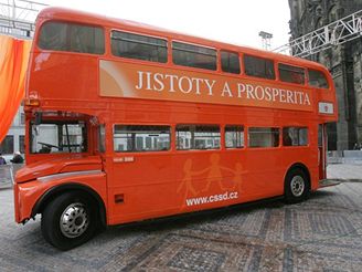 Blair propjil Paroubkovi autobus.