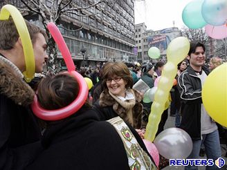 Kontra-demonstrace demokrat proti Miloeviovm pznivcm.