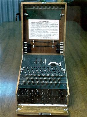 Turing se podílel i na rozlutní ifry stroje Enigma
