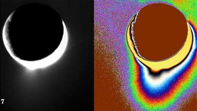 Vodní gejzír nad jiním pólem Saturnova msíce Enceladus.