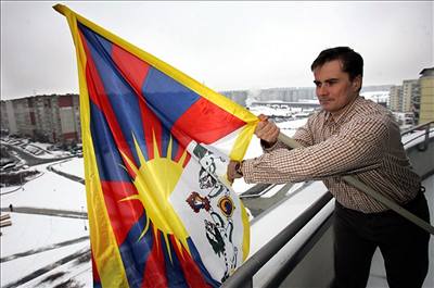 Tibetská vlajka bude letos vlát na 319 eských radnicích.