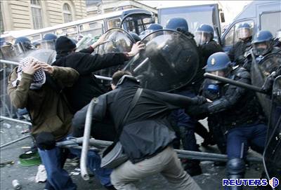 Do ulic Francie vylo a 600 tisíc student. Policie proti nim pouila slzný plyn a vodní dla.