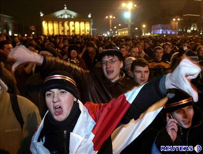 Na námstí v centru Minsku se selo nkolik tisíc lidí, aby protestovali proti prbhu prezidentských voleb.