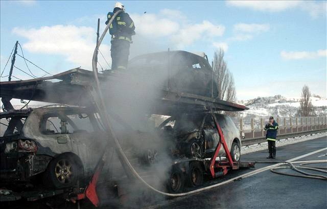 Poár kamionu peváejícího osobní vozy na dálnici D5