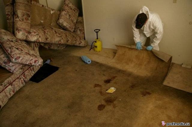 Administrativní práce - uklíze u Crime Scene Cleaners zakládá do evidence dkazní títek.