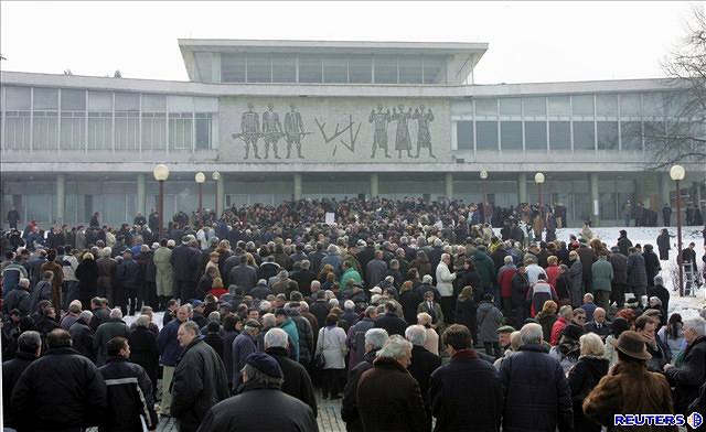 Stovky lidí pily vzdát do blehradského Muzea revoluce hold ostatkm exprezidenta Miloevie