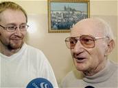 Prvním, kdo podstoupil nový druh operace, je 83letý Oldich Dienstbier. Zákrok provedl léka Jií Kleka.