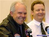 Steve Fossett na tiskové konferenci po tetím rekordním obletu Zem.