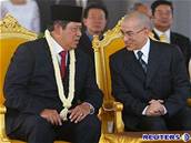 Král Norodom Sihamoni (vpravo) hovoí s prezidentem Indonesie