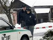 Policisté dopoledne dopadli podezelého v jednom z eskobudjovických penzion. Ped domem, kde byla v úterý objevena mrtvá tla, hlídkovali policisté.